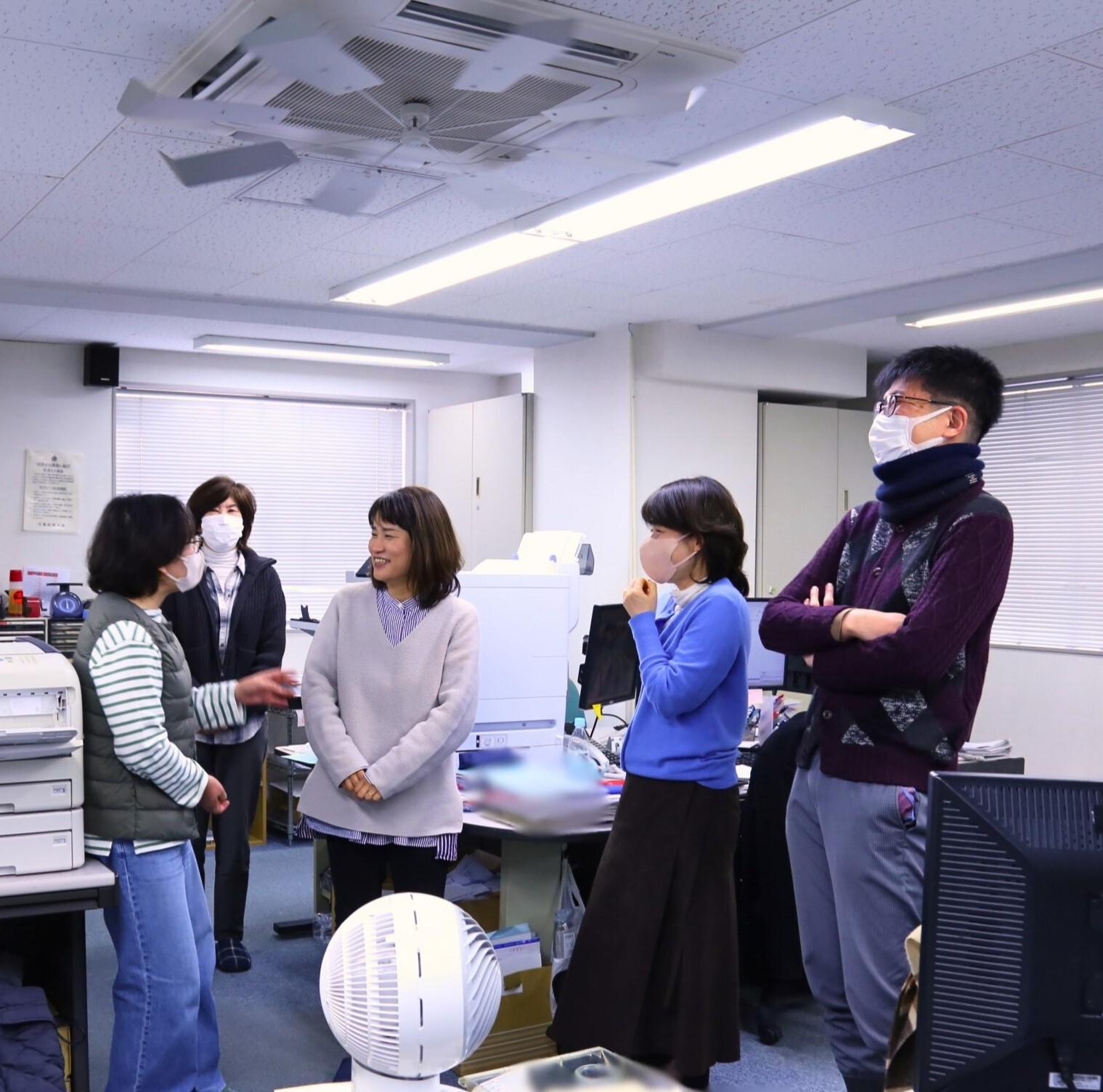 職場は相談ごとなど話し声が飛び交っています。もちろん、真剣に取り組むときはしっかり集中！