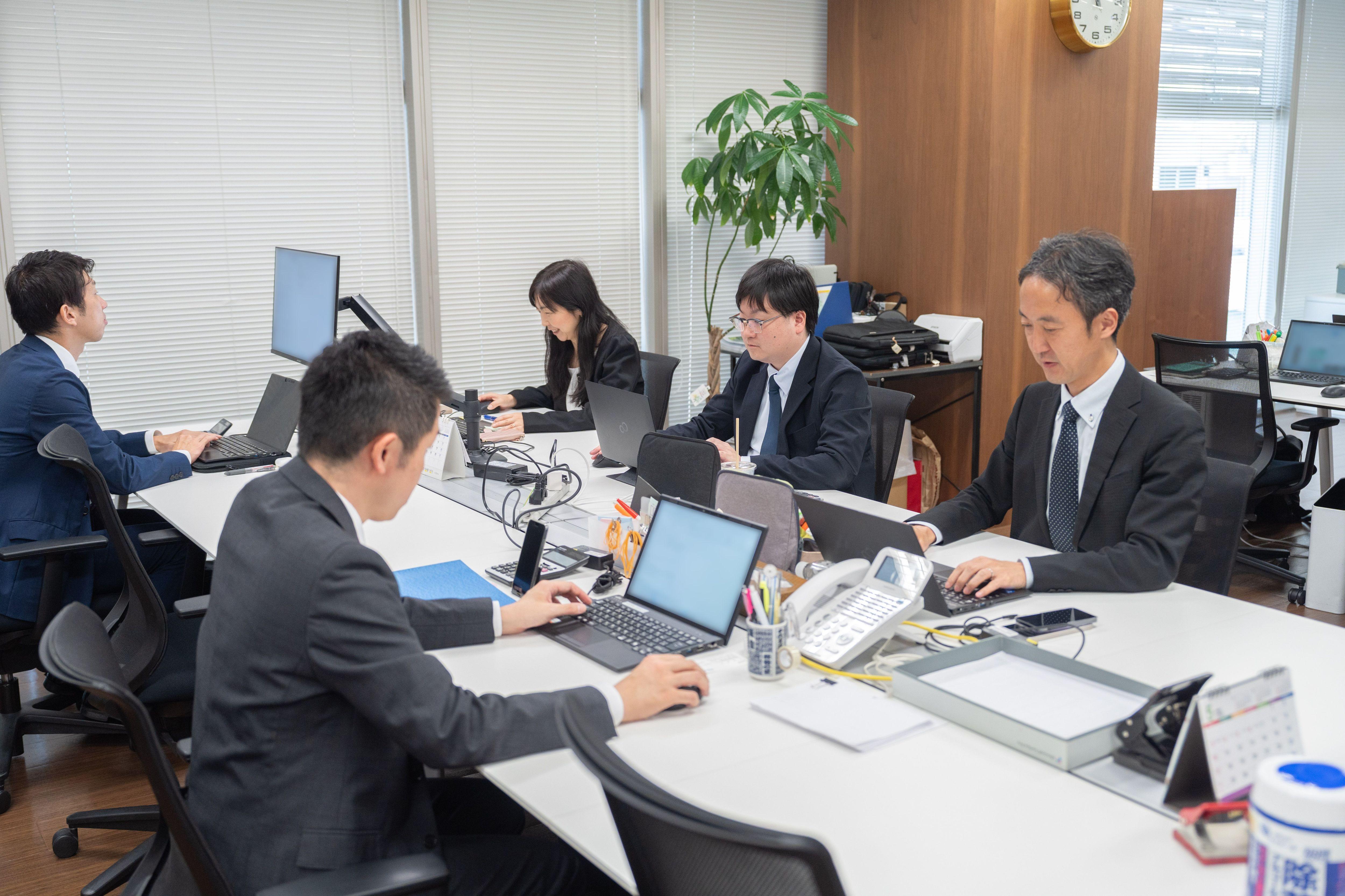 フリーアドレス制を導入しており、　　　　　　　気軽に相談ができる環境です。