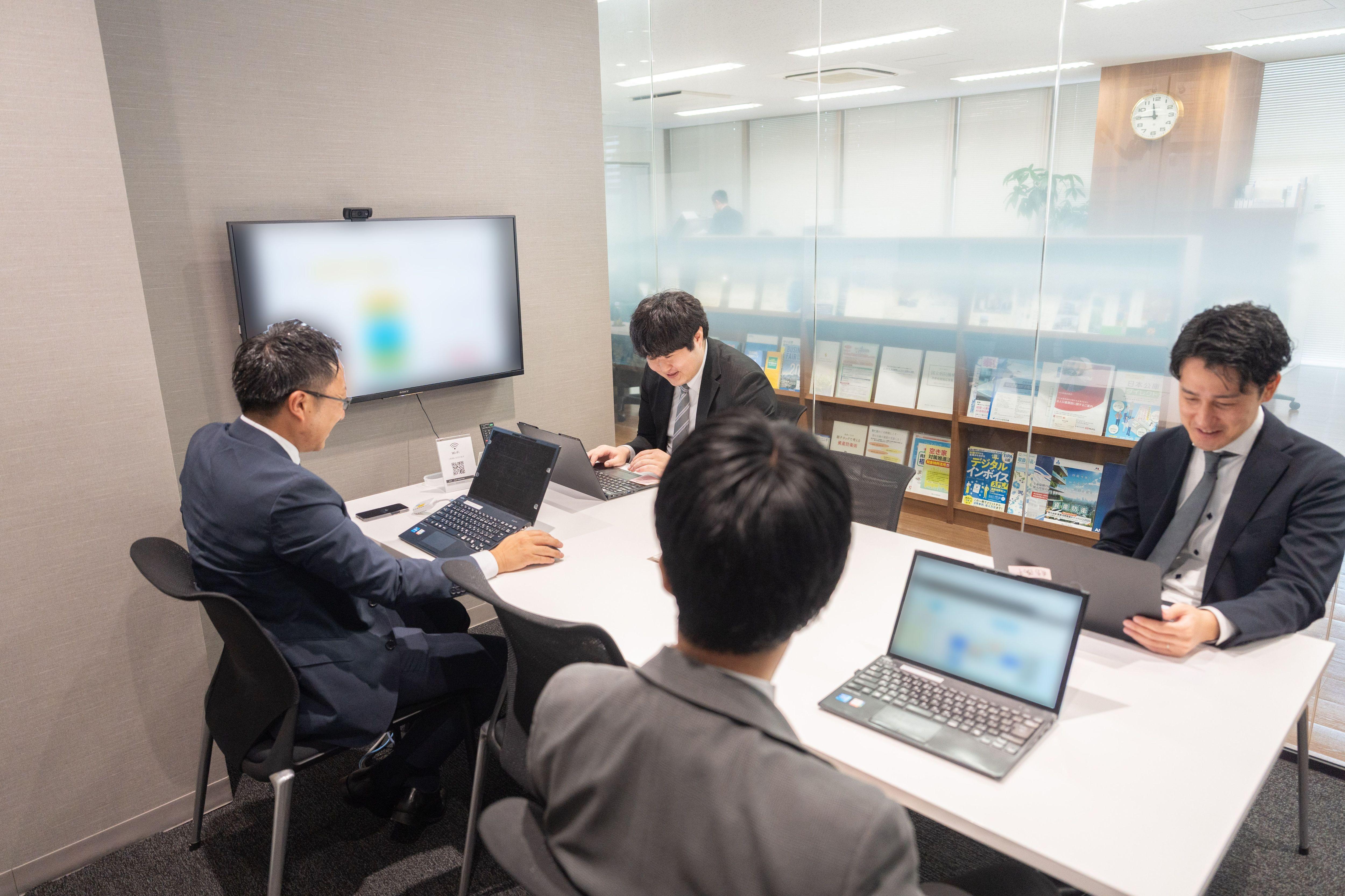 一人で抱え込まず、メンバー同士で相談しながら業務を進めています。