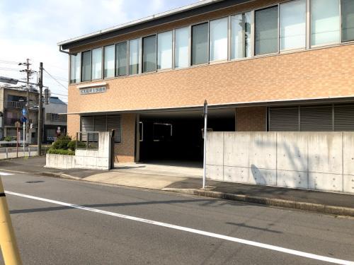 1階が専用駐車場、2階が事務所です