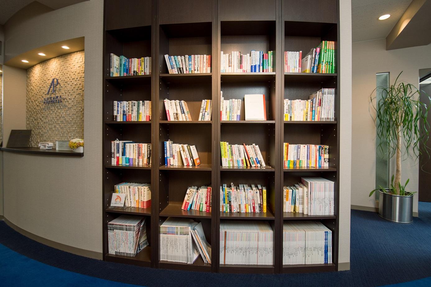 事務所のエントランス書棚