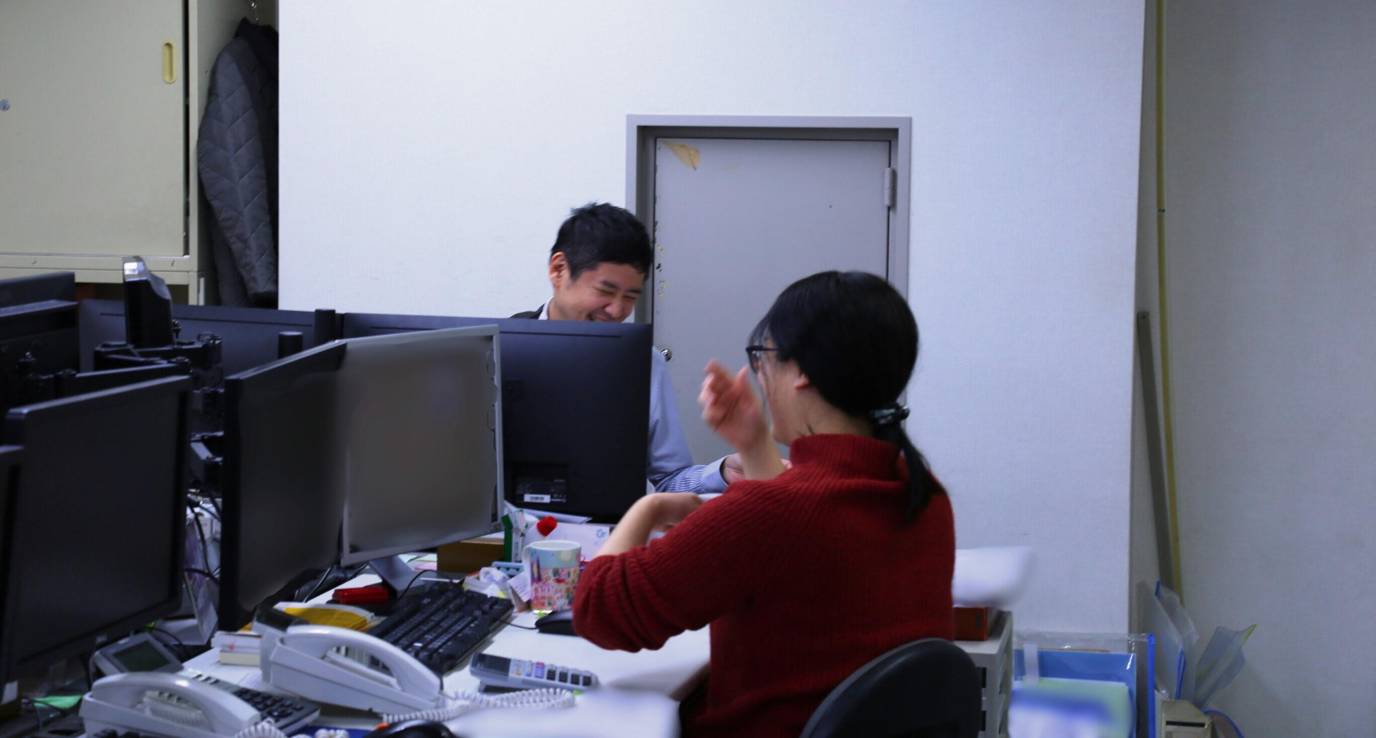 職場は相談ごとなど話し声が飛び交っています。もちろん、真剣に取り組むときはしっかり集中！