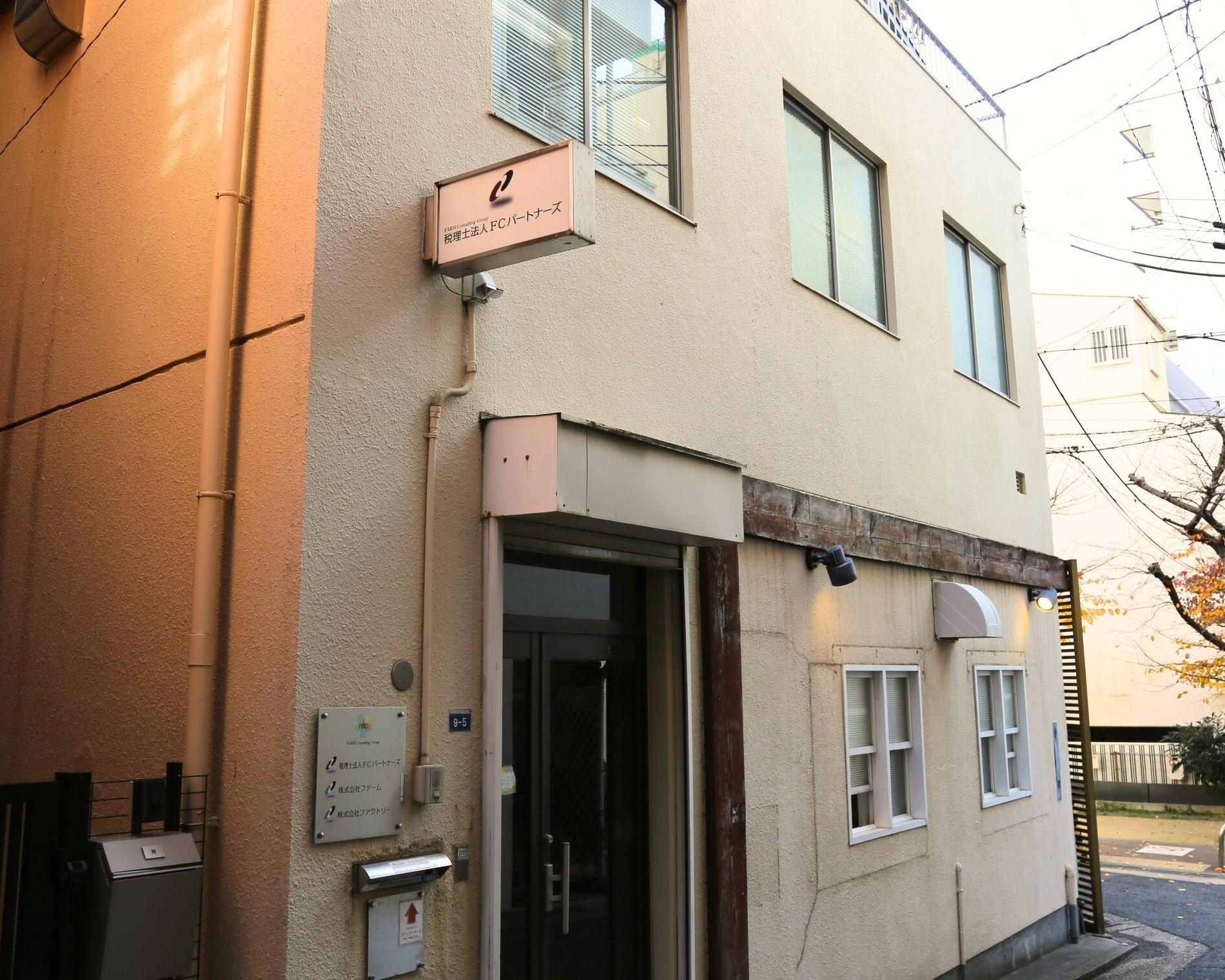 元町のオシャレな中心街にある自社ビル。　　　JR・阪神・阪急・地下鉄の4沿線からアクセス、徒歩5分圏内という立地も魅力の一つです。