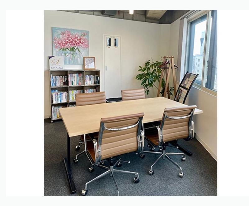 事務所内の打ち合わせスペースです